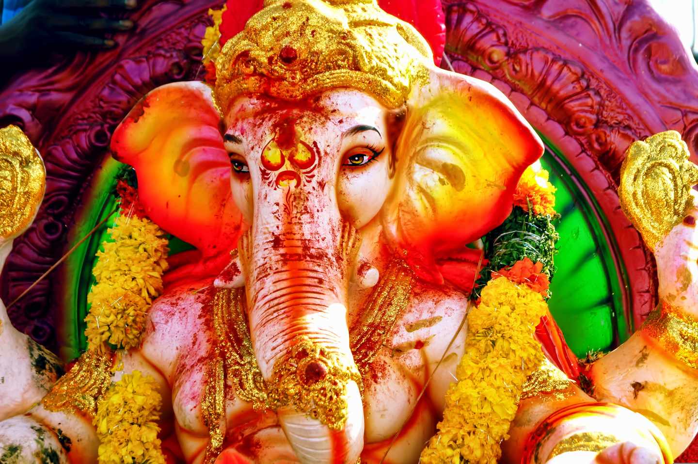indien-holi-fest-farben-ganesha-t-872858884.jpg