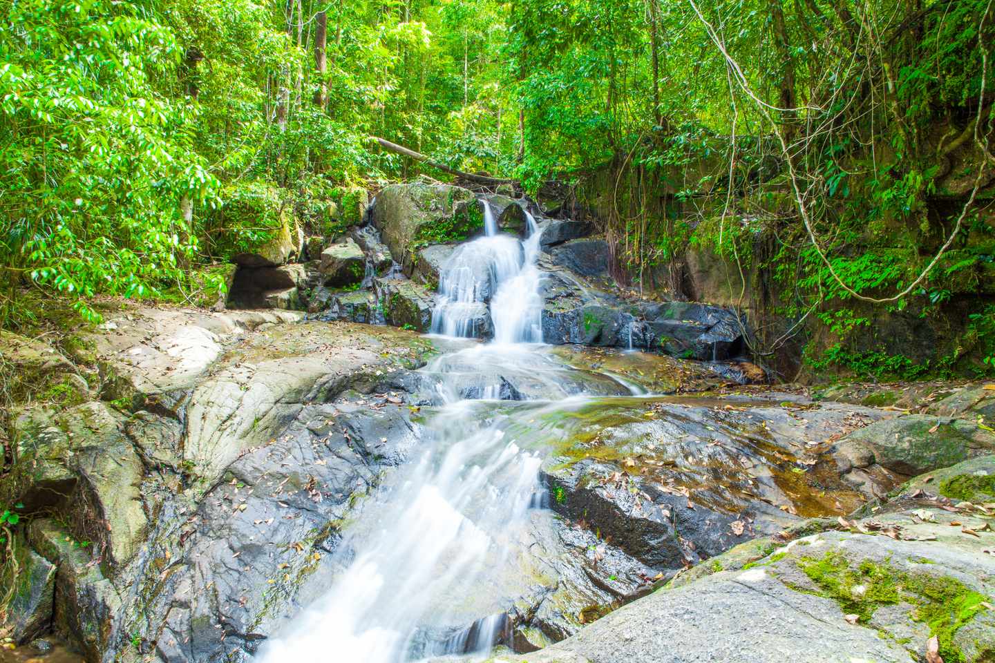 thailand-khao-lak-wasserfall-t-937249290.jpg
