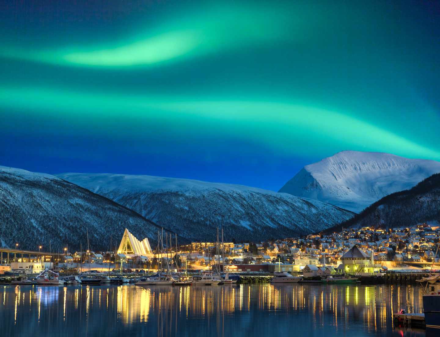 norwegen-tromso-blick-auf-beleuchtete-stadt-g-912287550