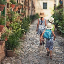 spanien-mallorca-dorf-familie-g-484168668.jpg