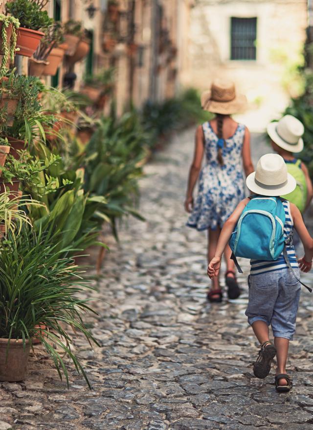 Familienurlaub Mallorca spanien-mallorca-dorf-familie-g-484168668.jpg