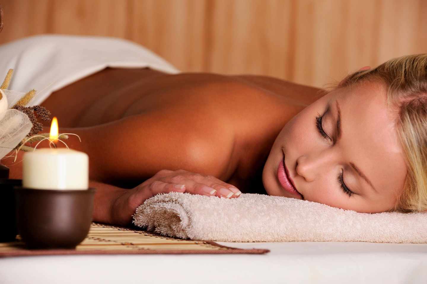 wellness-frau-kerze-t-95558097.jpg