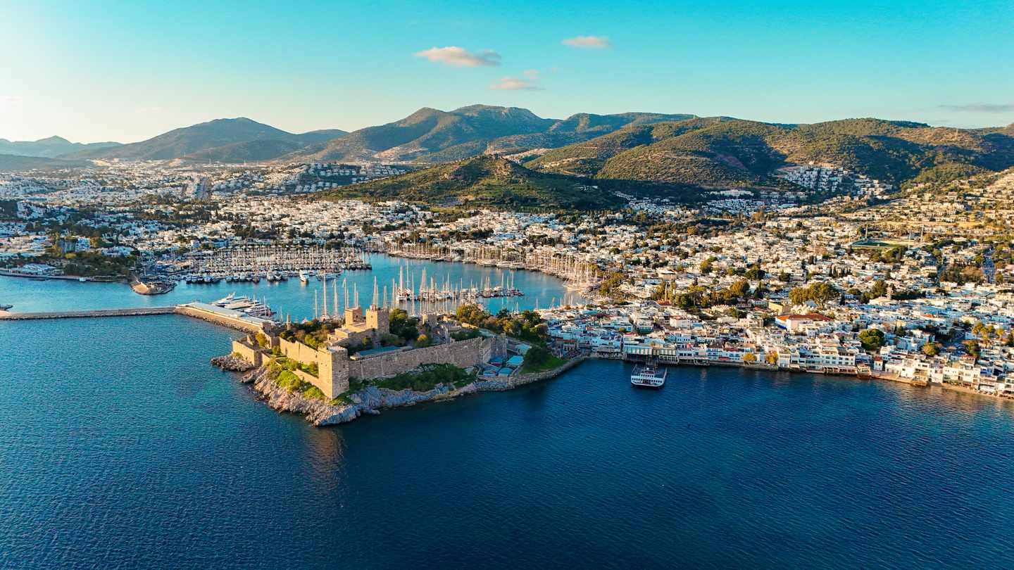 Luftaufnahme der Stadt und der Burg von Bodrum