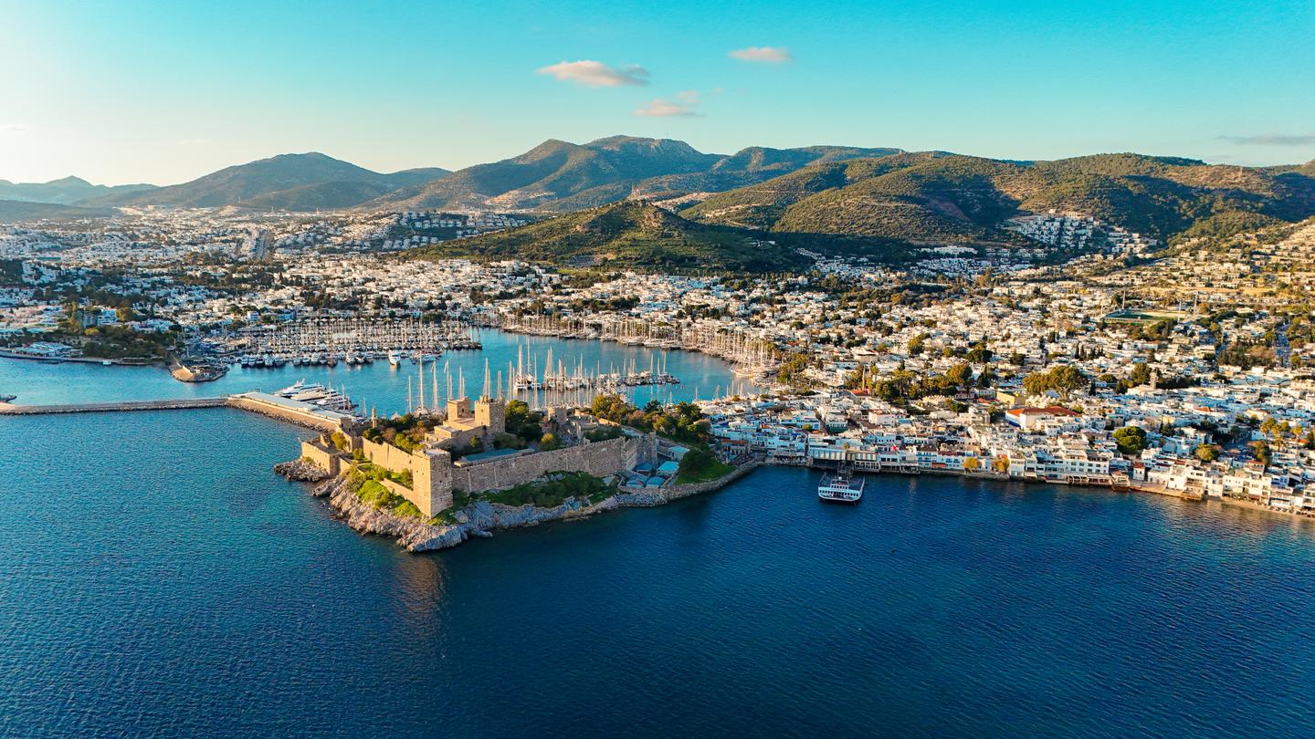Luftaufnahme der Stadt und der Burg von Bodrum