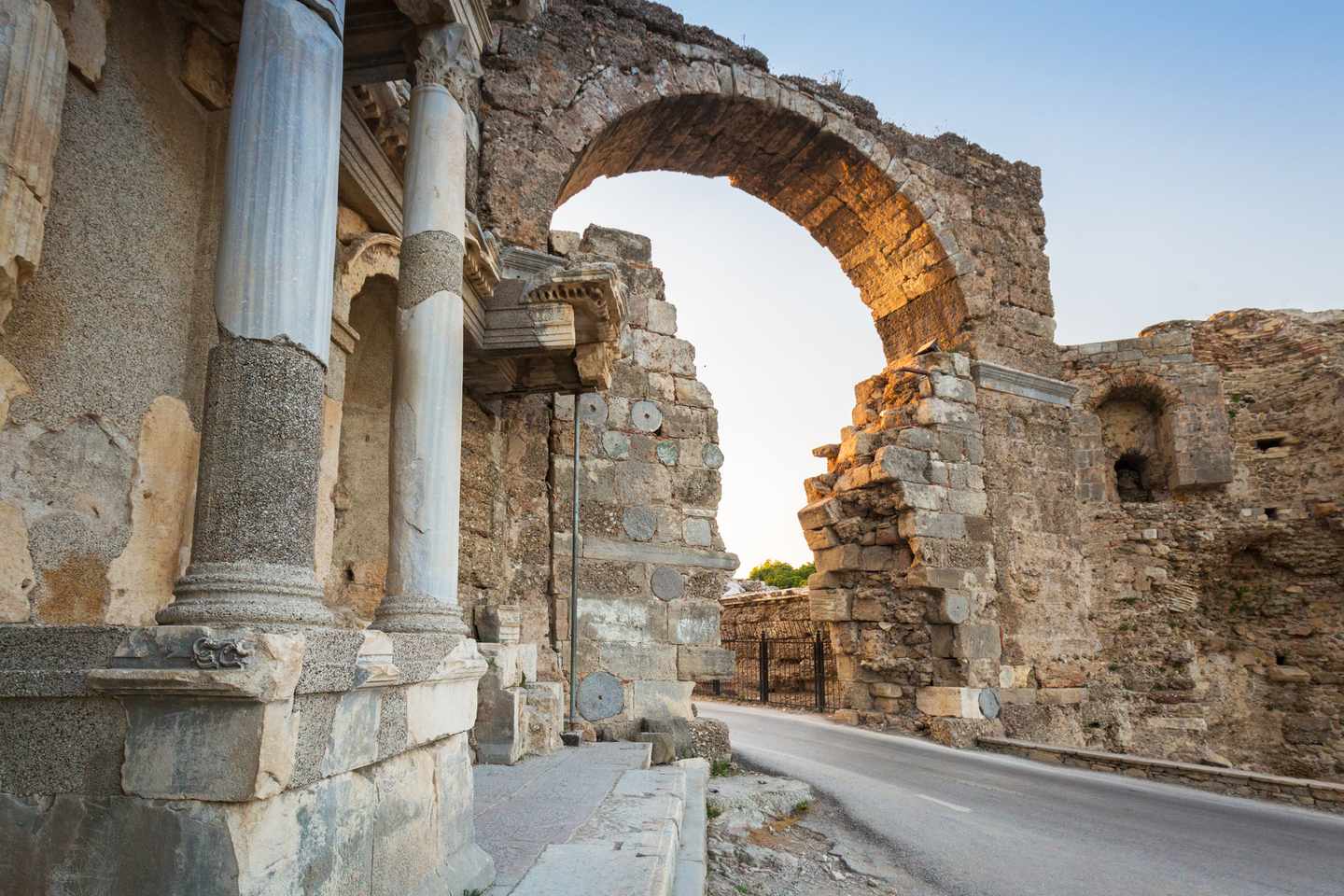 tuerkei-side-vespasian-tor-g-1125841795.jpg