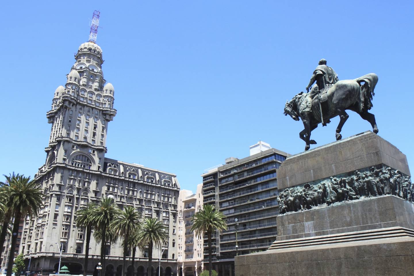 uruguay-montevideo-salvo-palast-t-186050110.jpg