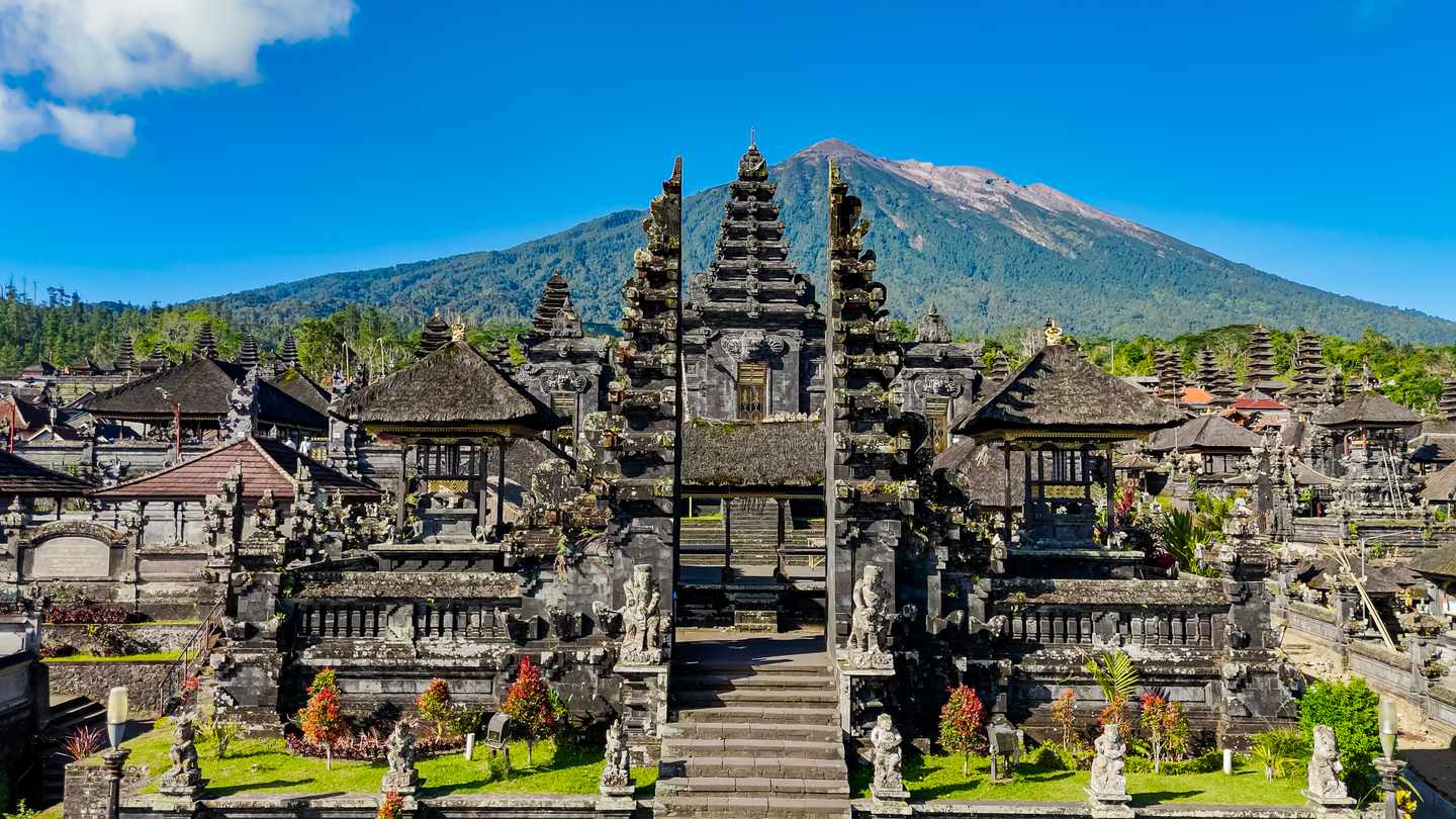 GettyImages-2179033764.jpg Luftaufnahme des Pura Besakih-Tempels auf Bali
