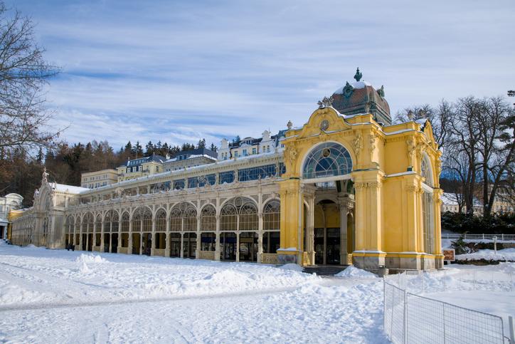 tschechien-marienbad-kolonnade-g-1127106399.jpg