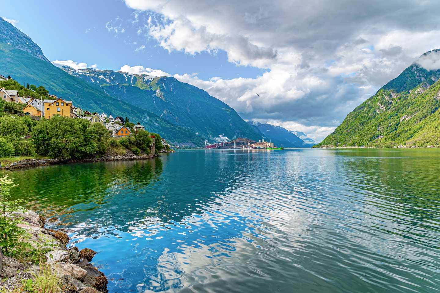 norwegen-fjord-hardangerfjord-berge-klares-wasser-g-1417879134.jpg