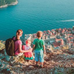 kroatien-dalmatien-familie_wandert_und_blickt_auf_stadt-g-674494330.jpg