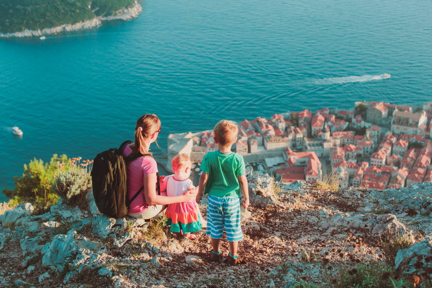 blt3337026f11d4129c-kroatien-dalmatien-familie_wandert_und_blickt_auf_stadt-g-674494330.jpg kroatien-dalmatien-familie_wandert_und_blickt_auf_stadt-g-674494330.jpg