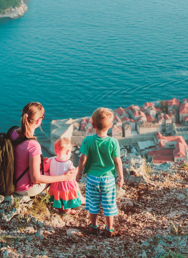 Familienurlaub Kroatien kroatien-dalmatien-familie_wandert_und_blickt_auf_stadt-g-674494330.jpg
