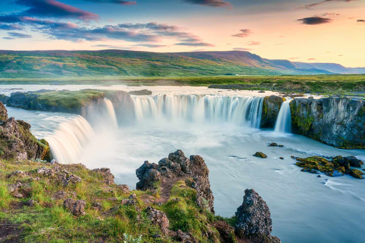 Island_Wasserfall_Godafoss_GettyImages-1613923317.jpg