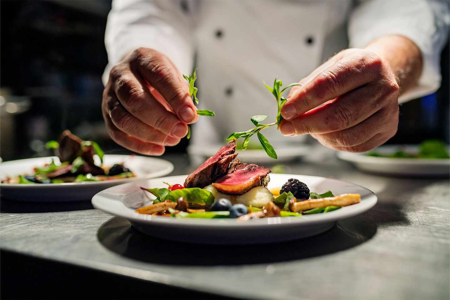 luxus-exklusive-restaurants-pfanne-gebraten-ente-g-1081422898.jpg
