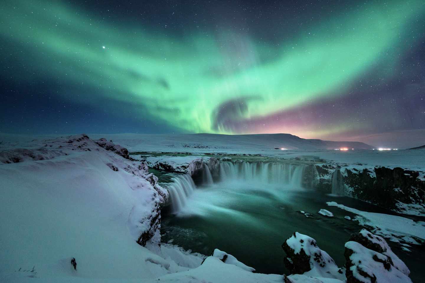 Phoenix-Aurora-Form über der Landschaft von Godafoss Wasserfall, Island