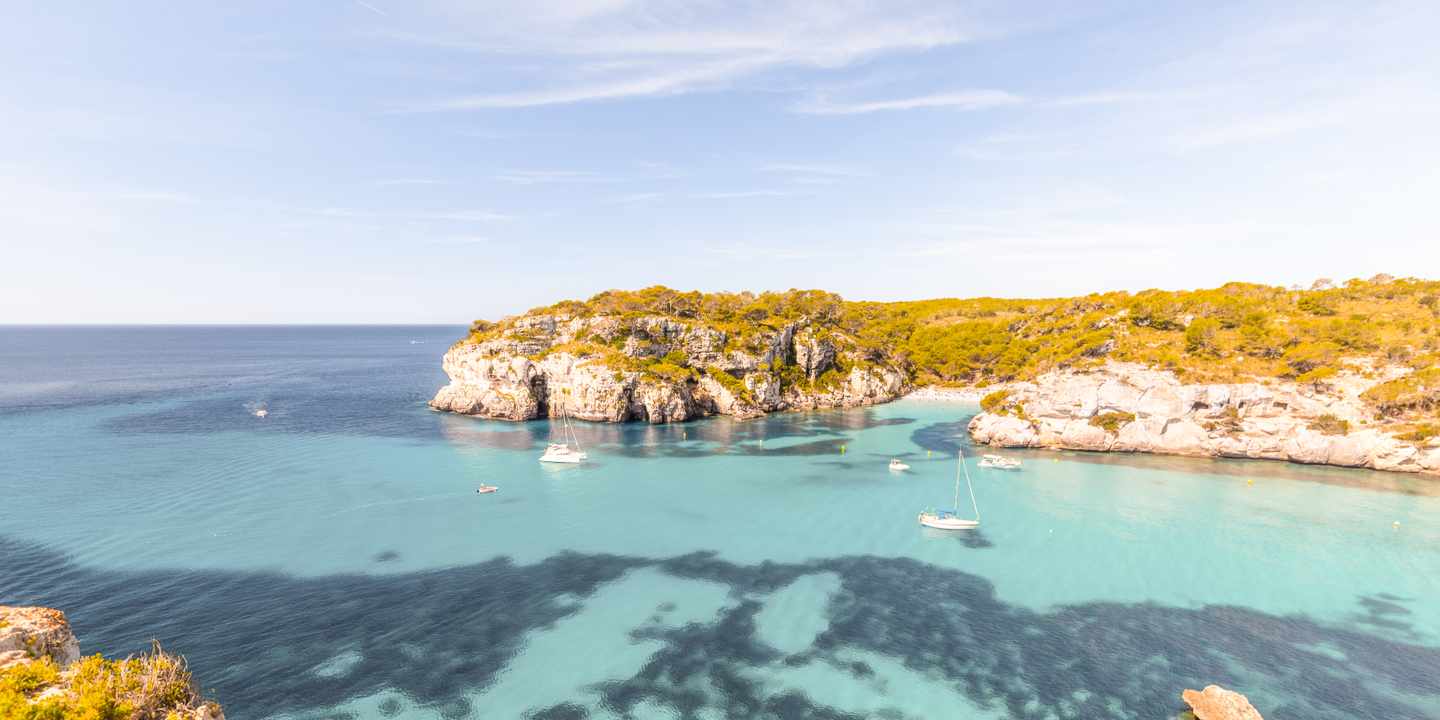 spanien-menorca-macarella-beach-bucht-blaues-wasser-boote-g-2156229204.jpg