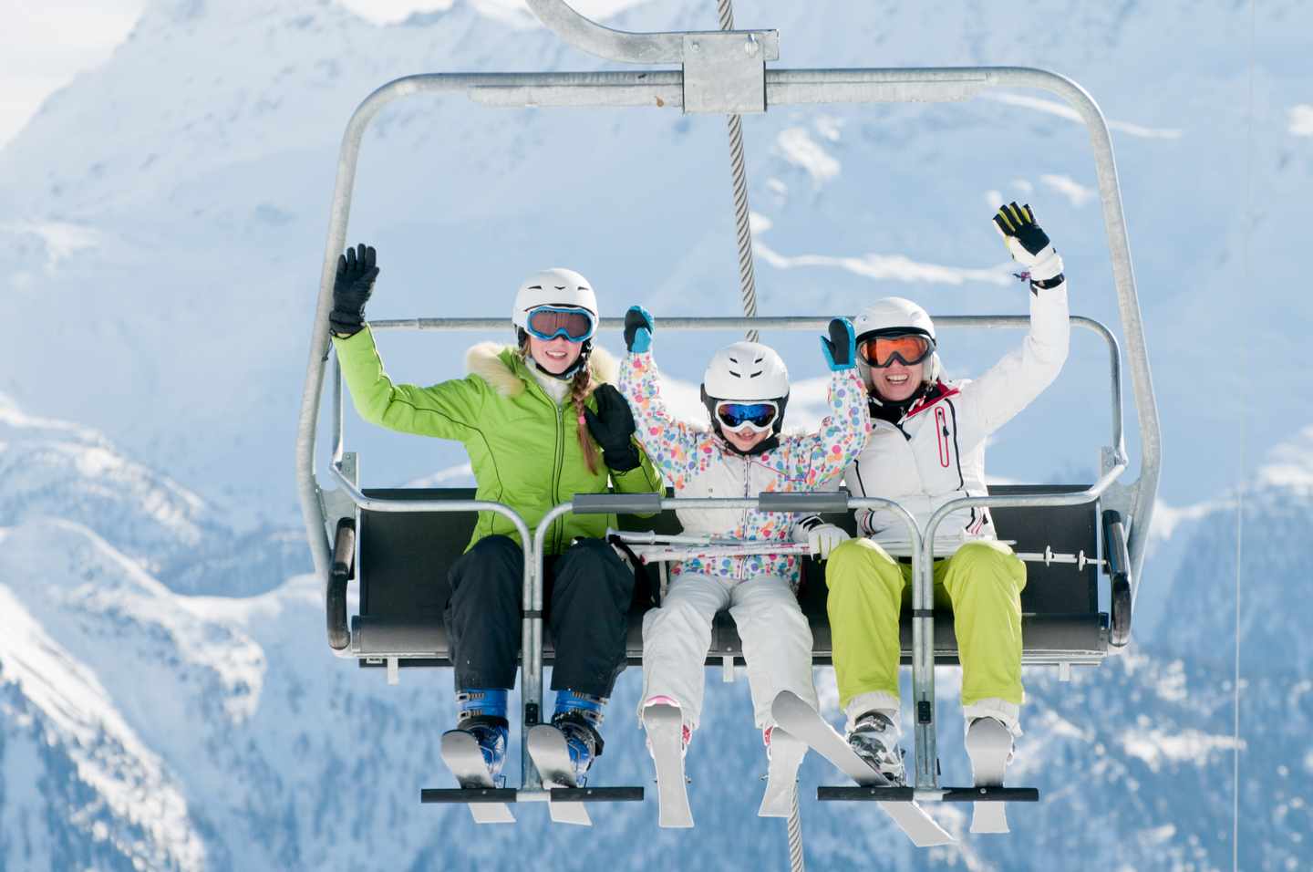 schweiz-alpen-familie-im-lift-g-134457993.jpg