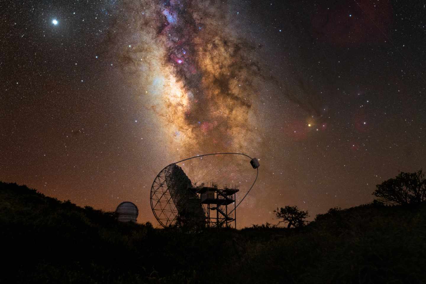 la-palma-bei-nacht-radioteleskop-g-1292439893.jpg