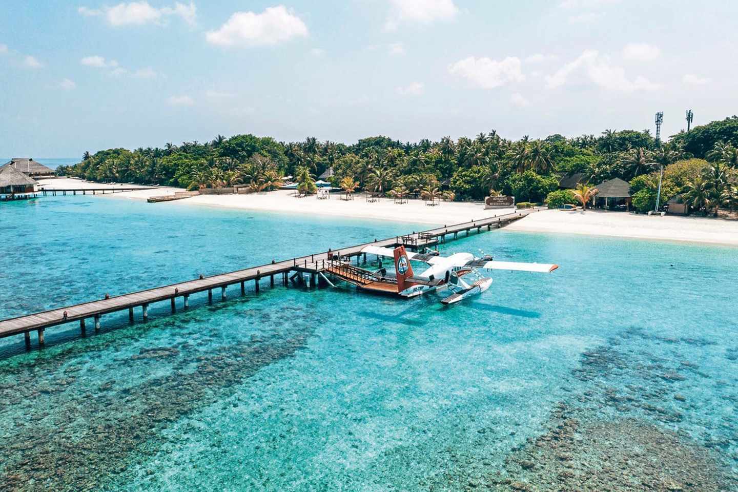 malediven-welches-malesiven-atoll-passt-zu-mir-wasserflugzeug-am-steg-vor-dem-raa-atoll-beim-hotel-adaaran-select-meedhupparu-DER_ATC_MLE17101B_S23_1.jpg