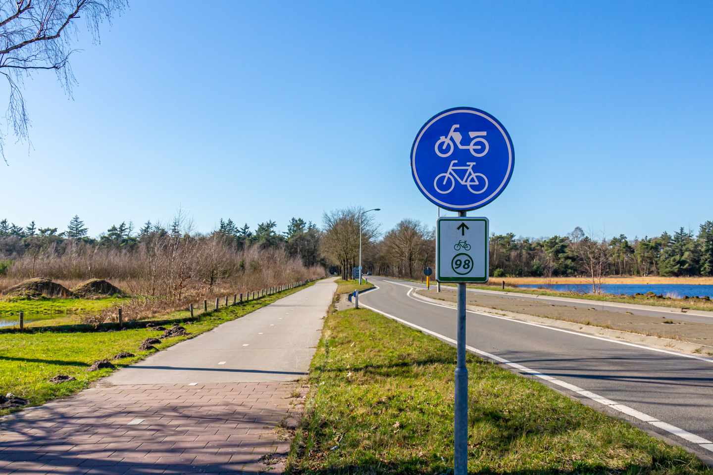 Niederlande-Nordbrabant-Landstraße-mit-Verkehrsschild-g-1384782281.jpg