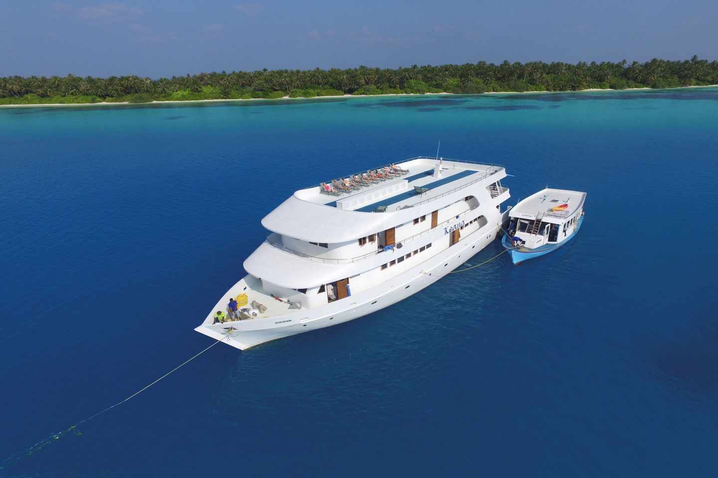 tauchsafari-schiff-mit-beischiff-mvkeana-pa-manta-tauchreisen.jpg