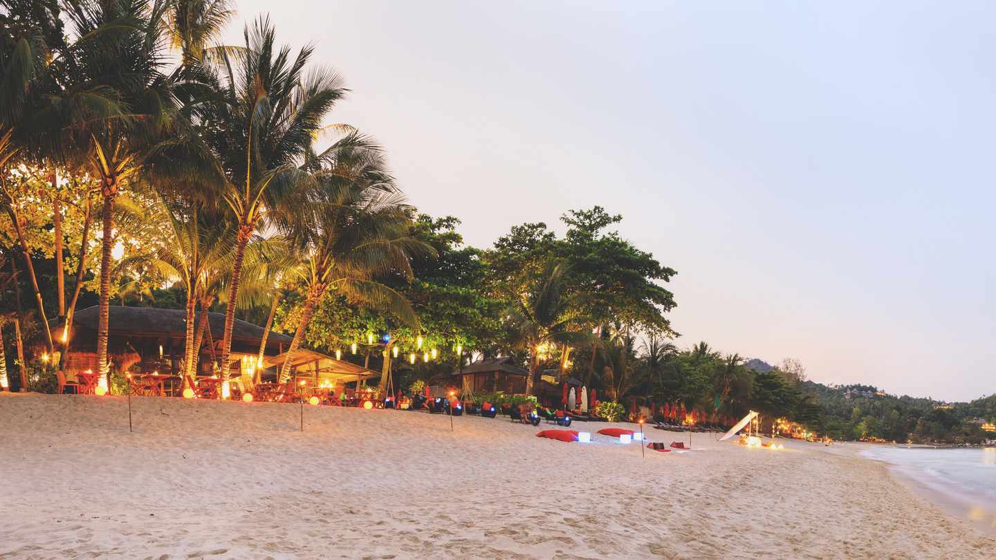 thailand-inseln-bars-direkt-am-strand-am-abend-g-629567308.jpg