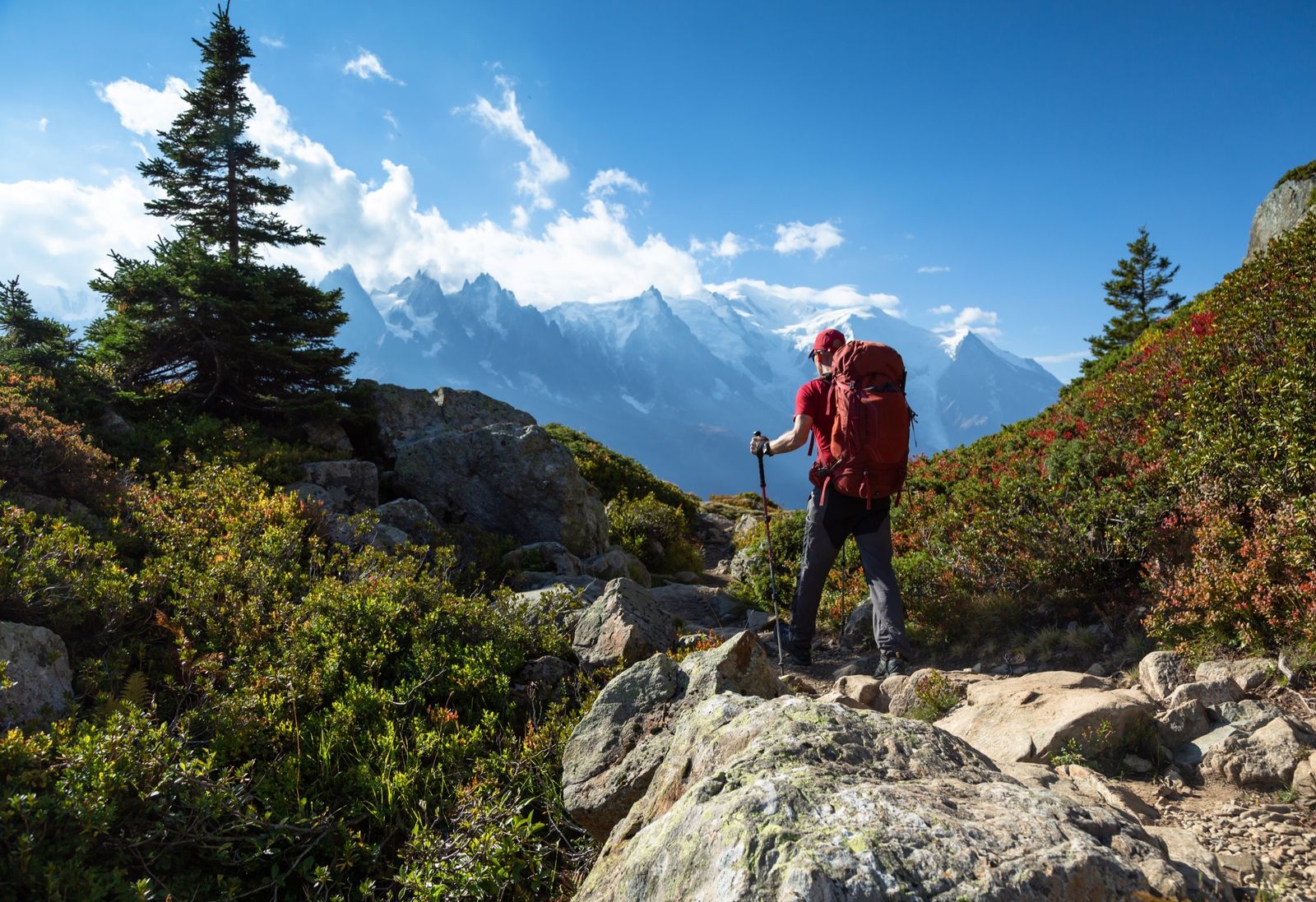 Wandern in den Bergen bei Sonnenschein