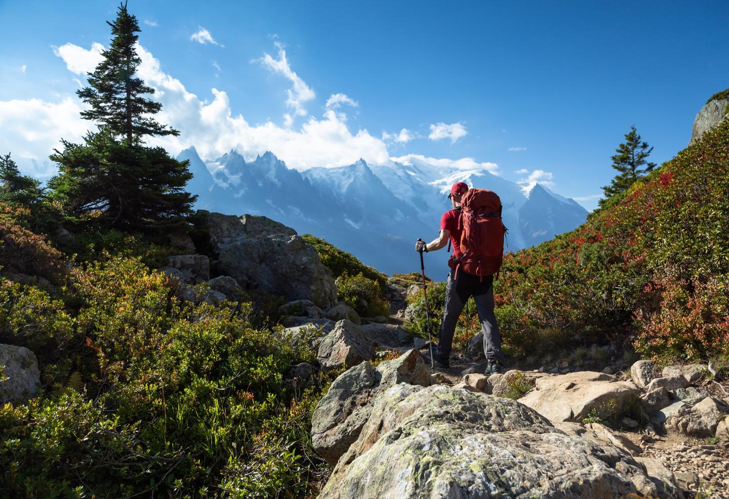 Wandern in den Bergen bei Sonnenschein