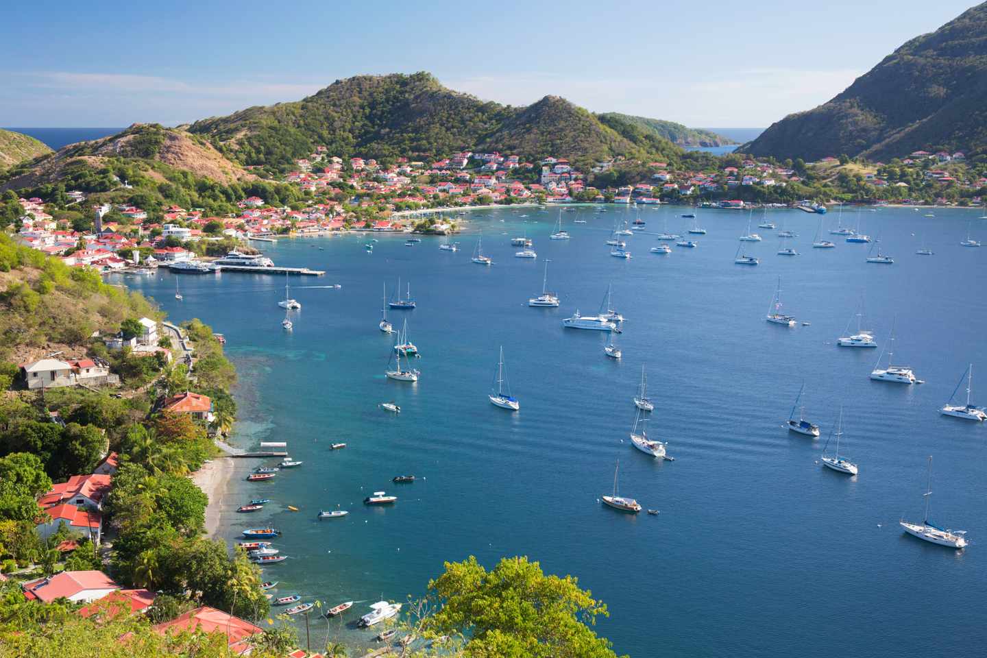 guadeloupe-fort-napoleon-les-saintes-g-2260209964.jpg Guadeloupe Urlaub: Blick vom Fort Napoléon über Anse Mire und Anse du Bourg bis zu den Bezirken Le Mouillage und Fond-du-Curé