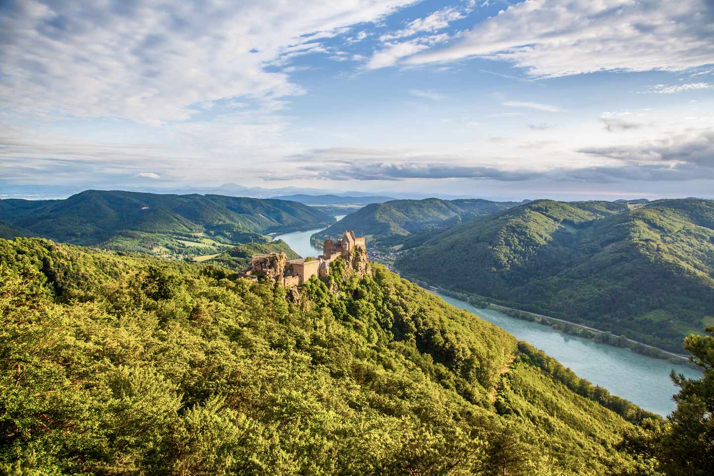 oesterreich-wachau-burg-aggstein-g-526151393.jpg