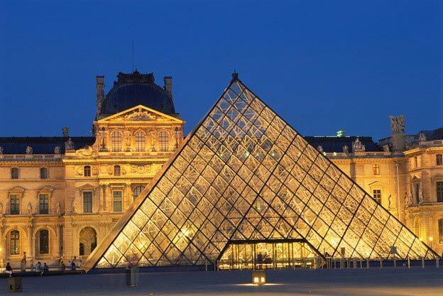 Nahansicht des Louvre in Paris bei Nacht