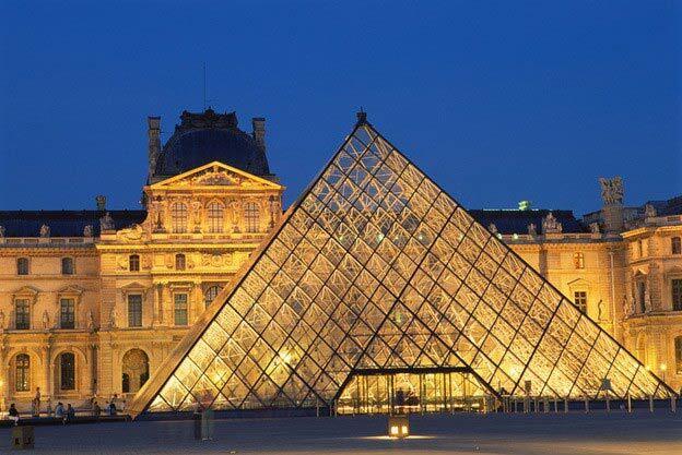 Nahansicht des Louvre in Paris bei Nacht