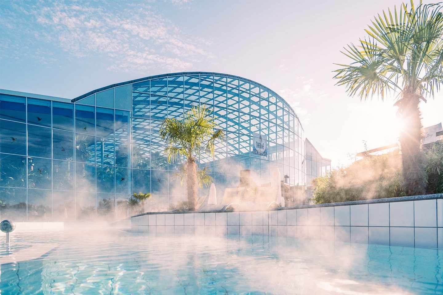 deutschland-bayern-therme-erding-aussenpool-blick-auf-therme-1.jpg
