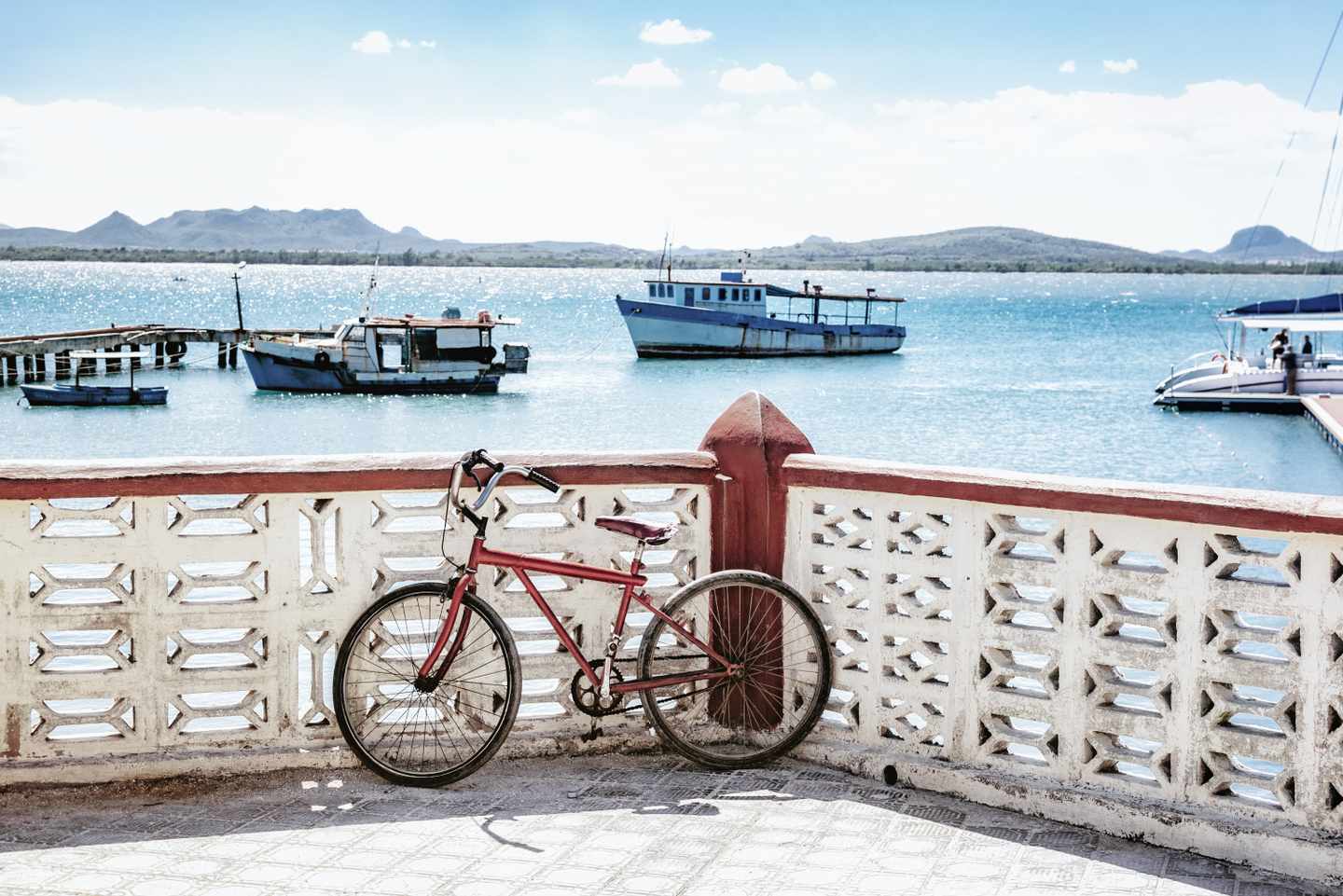 kuba-bucht-von-gibara-fahrrad-vor-dem-meer-g-681961862_bearbeitet.jpg