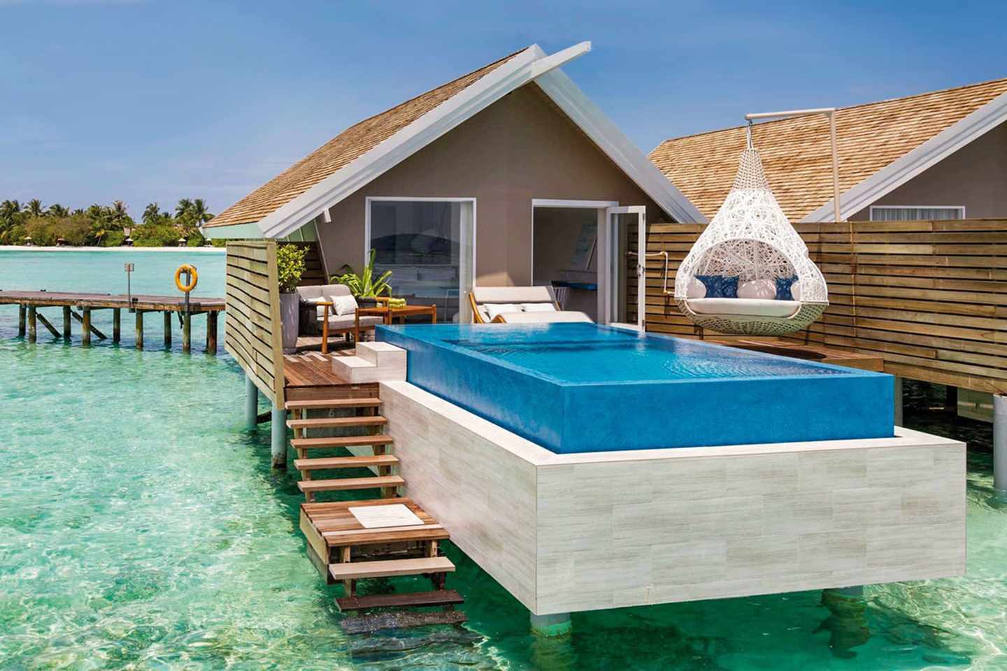 malediven-lux-south-ari-atoll-resort-und-villas-wasserbungalow-von-aussen-mit-pool-DER_ATC_MLE14110B_S23_17.jpg