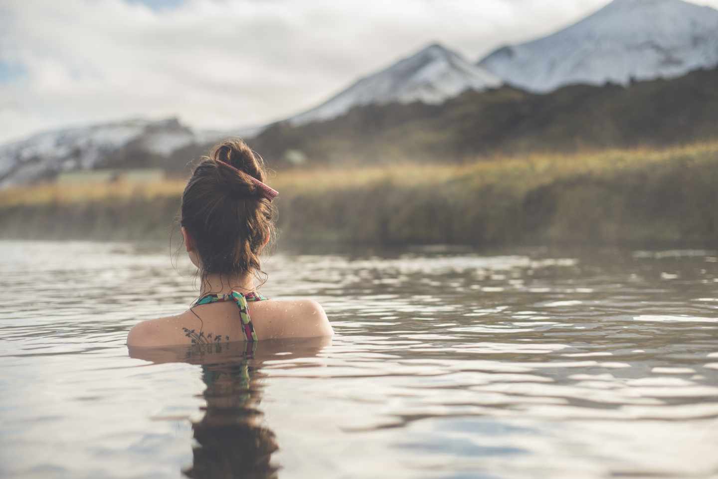 island-landmannalaugar-thermalquellen-mit-frau-g-537598411.jpg