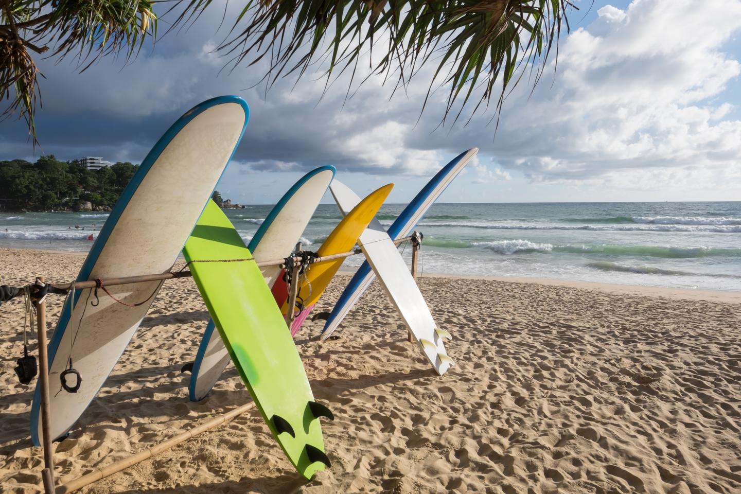 thailand-phuket-surfen-surfboards-t-681665082.jpg
