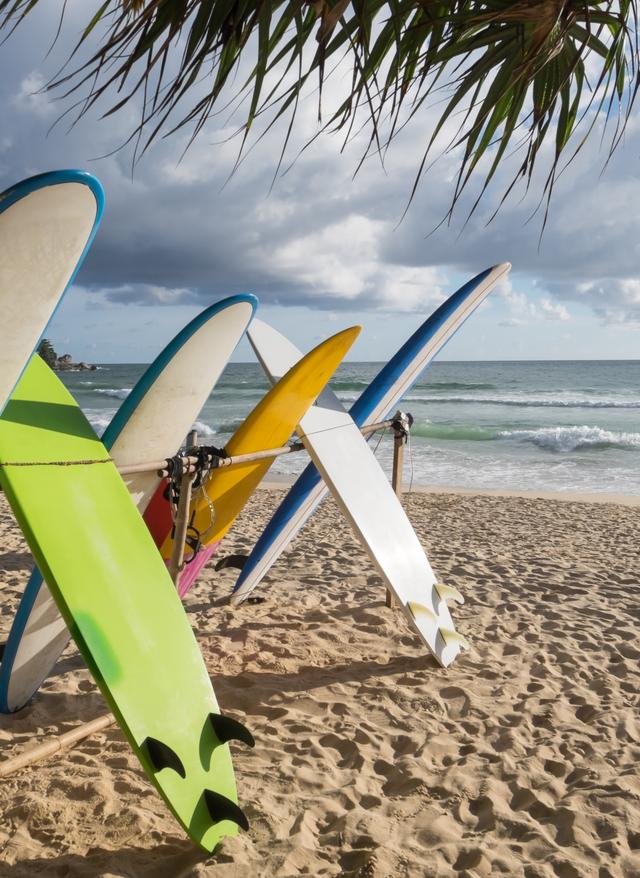 Aktivitäten auf Phuket thailand-phuket-surfen-surfboards-t-681665082.jpg