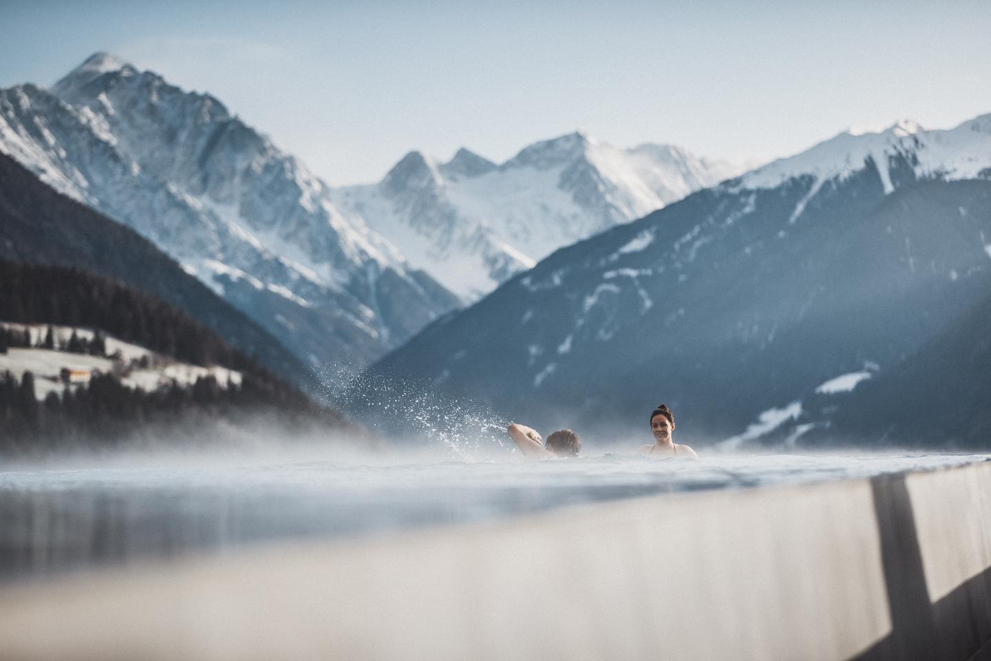 oesterreich-tirol-paar-im-pool-g-1345446481.jpg