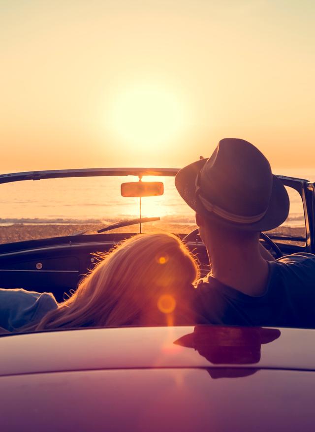 Sporturlaub: Pärchen im Auto