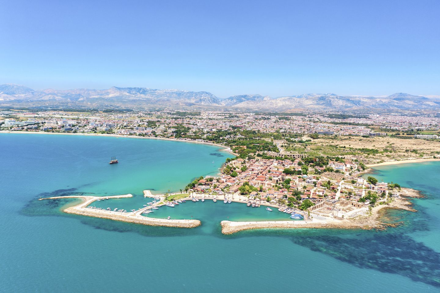 Türkei Urlaub: Luftaufnahme der antiken Stadt Side mit Hafen und türkisblauem Meer in der Provinz Antalya