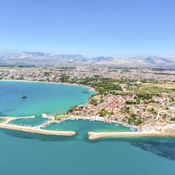 Türkei Urlaub: Luftaufnahme der antiken Stadt Side mit Hafen und türkisblauem Meer in der Provinz Antalya