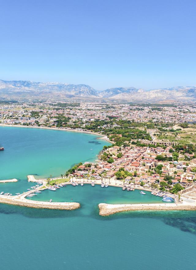 Türkische Riviera Urlaub Türkei Urlaub: Luftaufnahme der antiken Stadt Side mit Hafen und türkisblauem Meer in der Provinz Antalya