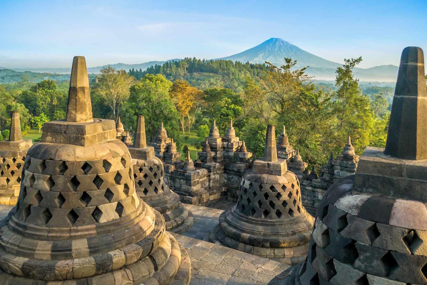 indonesien-java-borobudur-am-morgen-g-494385536.jpg