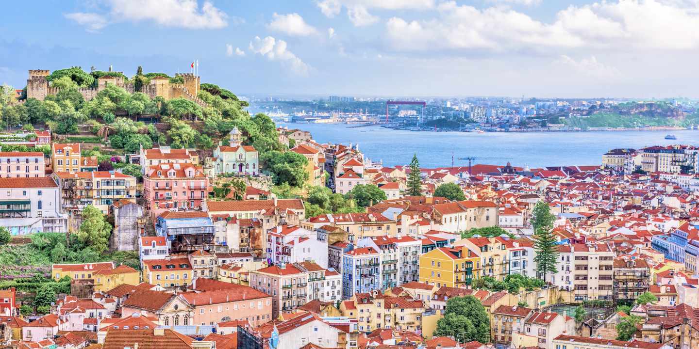 portugal-lissabon-skyline-mit-blick-auf-das-castelo-de-sao-jorge-g-936915366.jpg