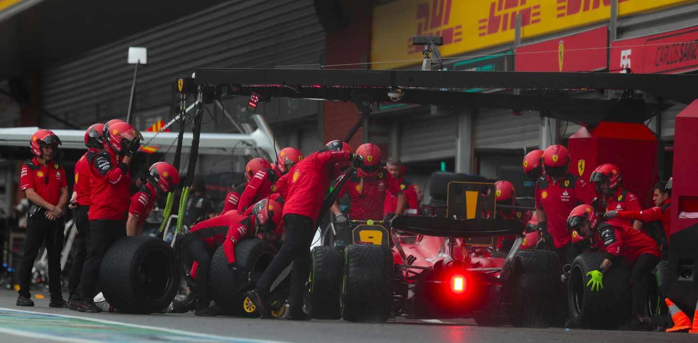 formel1-belgien-spa-boxenstopp-ferrari-steve-domenjoz.JPG