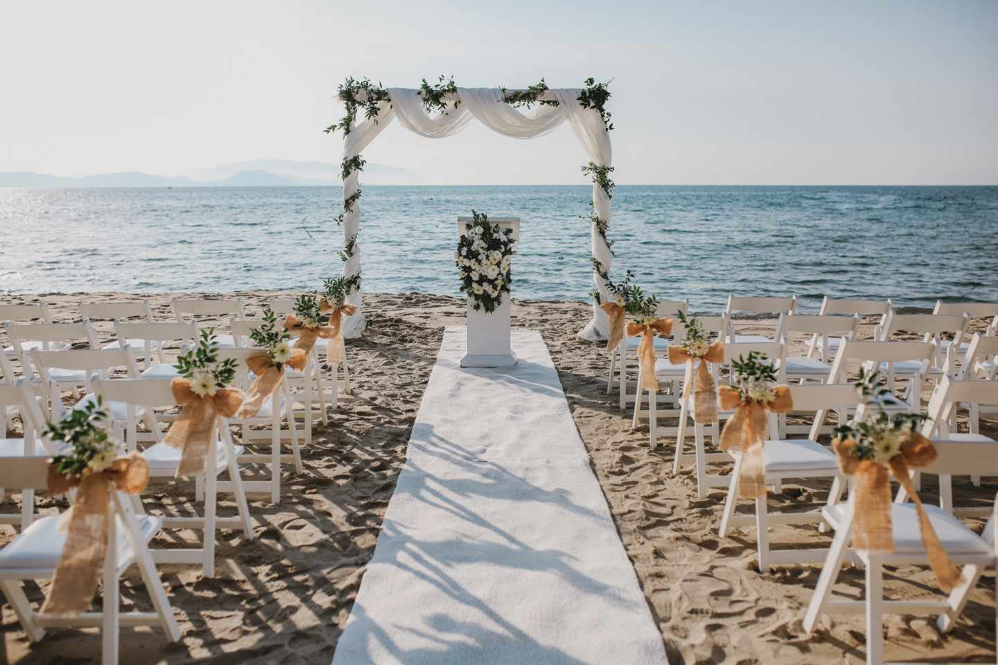 Hochzeitsreisen-Strandhochzeit-geschmückter-Bogen-am-Strand-g-1416700056.jpg
