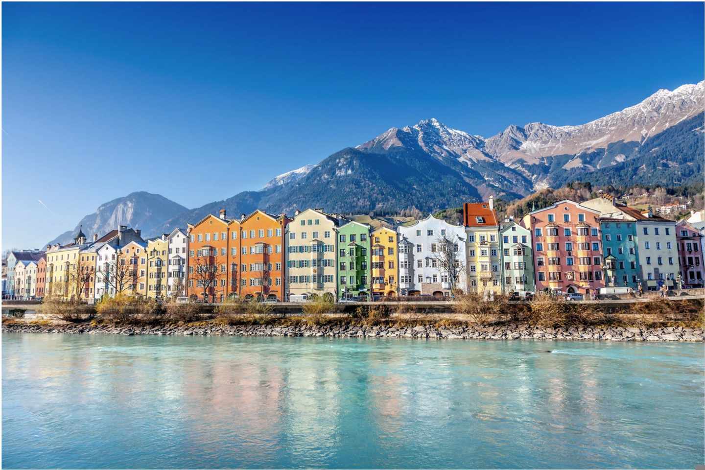 oesterreich-innsbruck-haueser-vor-bergen-g-640133792.jpg