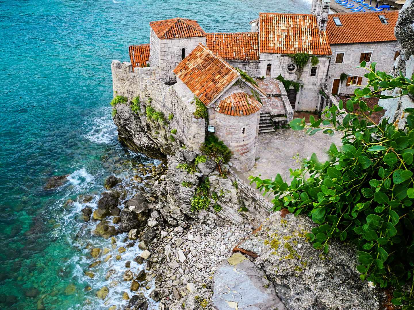 montenegro-budva-altstadt-am-meer-klein-g-1089324030.jpg