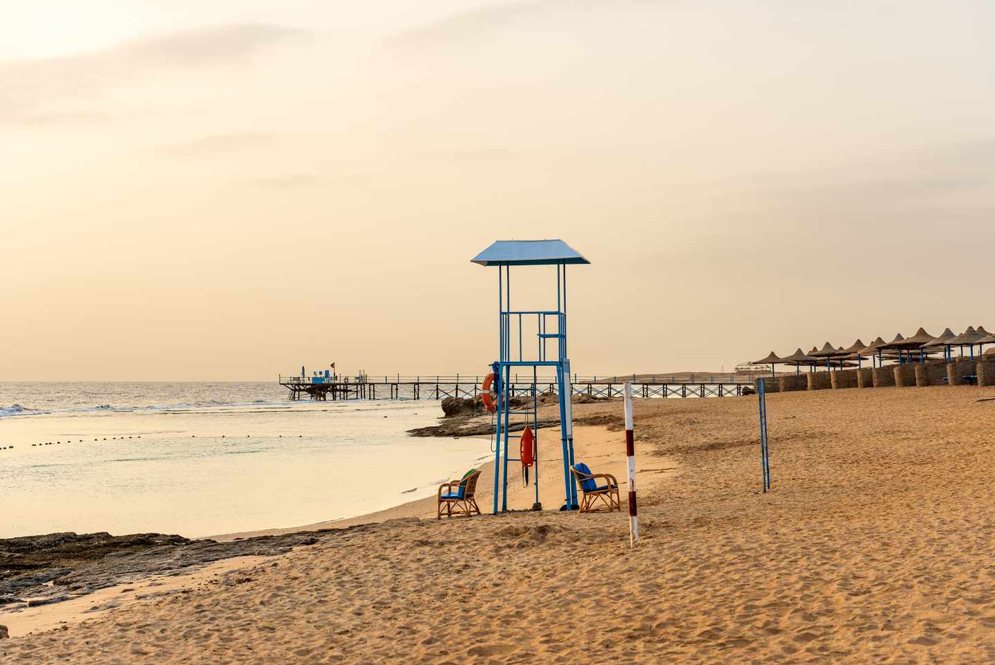 Leerer Sandstrand in Marsa Alam am Morgen mit einem Rettungsturm.